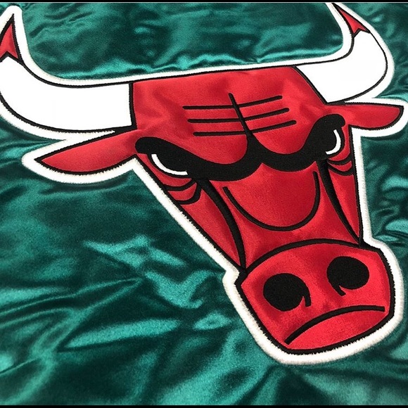 Mitchell & Ness Chicago Bulls Green Satin Jacket - Picture 4 of 5